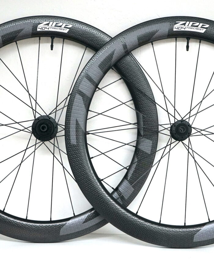 ZIPP 404 Carbon Clincher Firecrest Tubeless-Ready für Scheibenbremsen (2022/2023) Laufradsatz